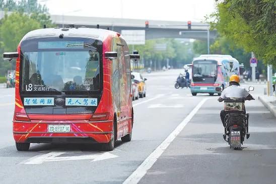 无人驾驶小巴在北京经开区路上安全行驶，有望成为短途接驳新宠。北京日报记者 安旭东摄