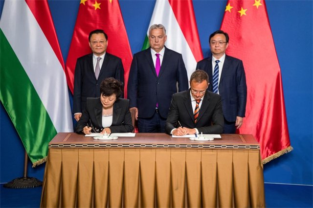 (前排 从左到右)比亚迪执行副总裁李柯;匈牙利外交与对外经济部部长西雅尔多·彼得