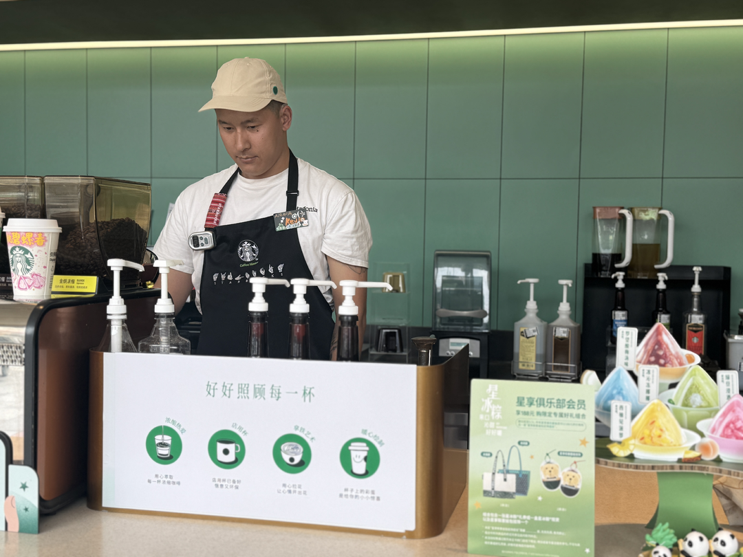 图:钟凯在门店制作咖啡