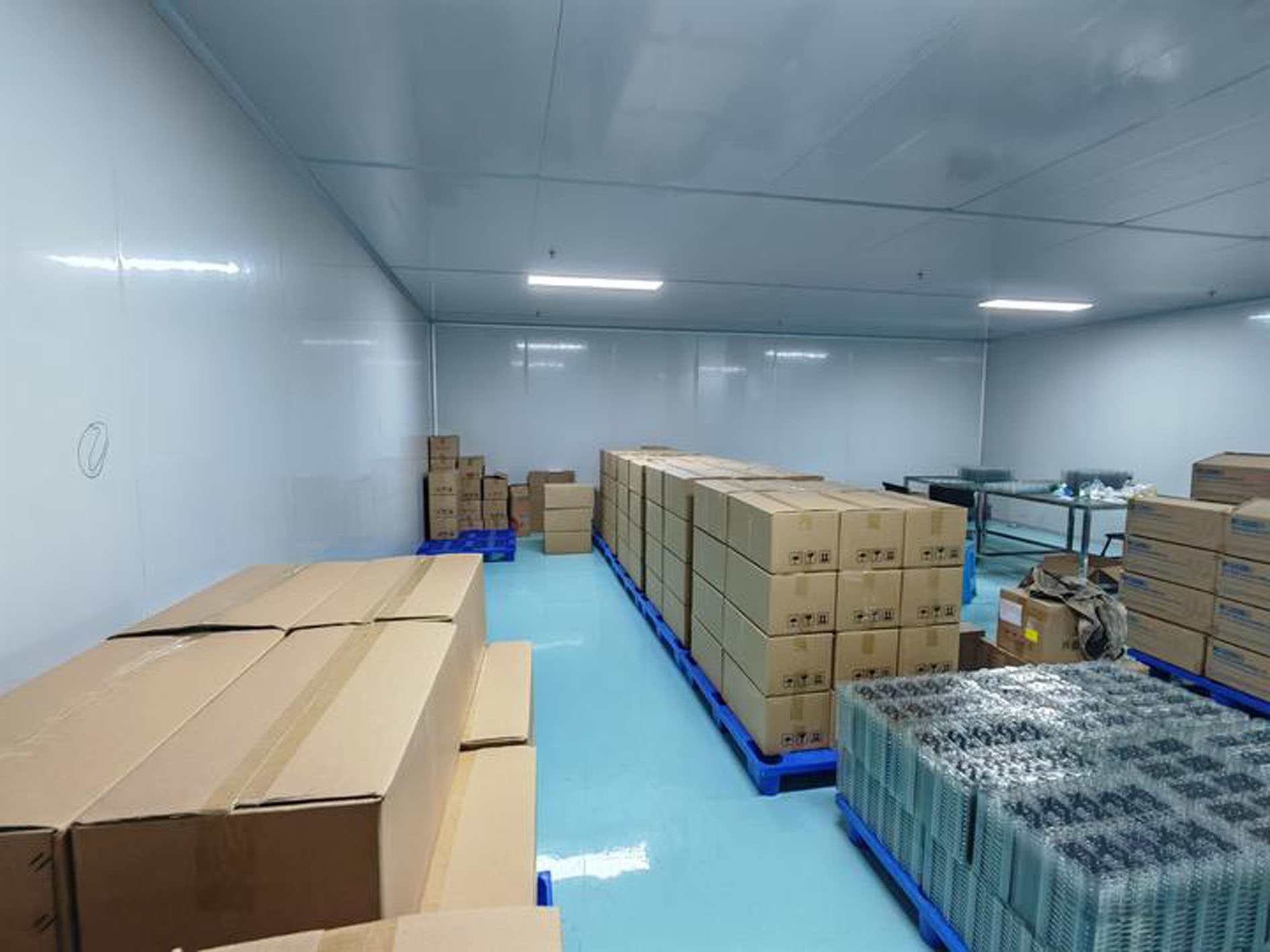 这是公安机关查扣的涉案手机液晶屏材料。(受访单位供图)