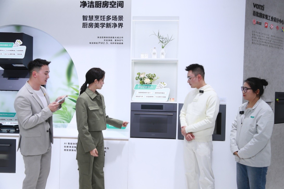 (图：左一主持人、左二欧阳娜娜、右一潘添和)