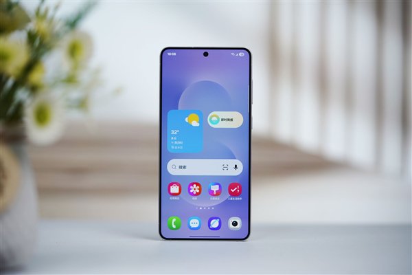 对比iPhone 15 Pro(左)