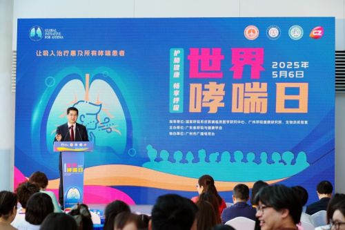【图注：活动现场不但能边学习呼吸健康知识边玩游戏，还能和医生一对一互动咨询】
