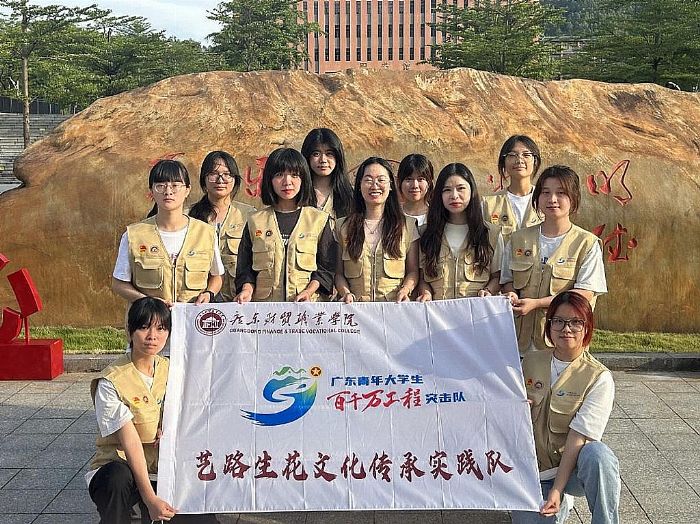 图为“艺路生花”文化传承实践队全体成员合照