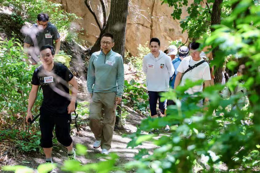 张朝阳、王勇峰等人登云蒙山