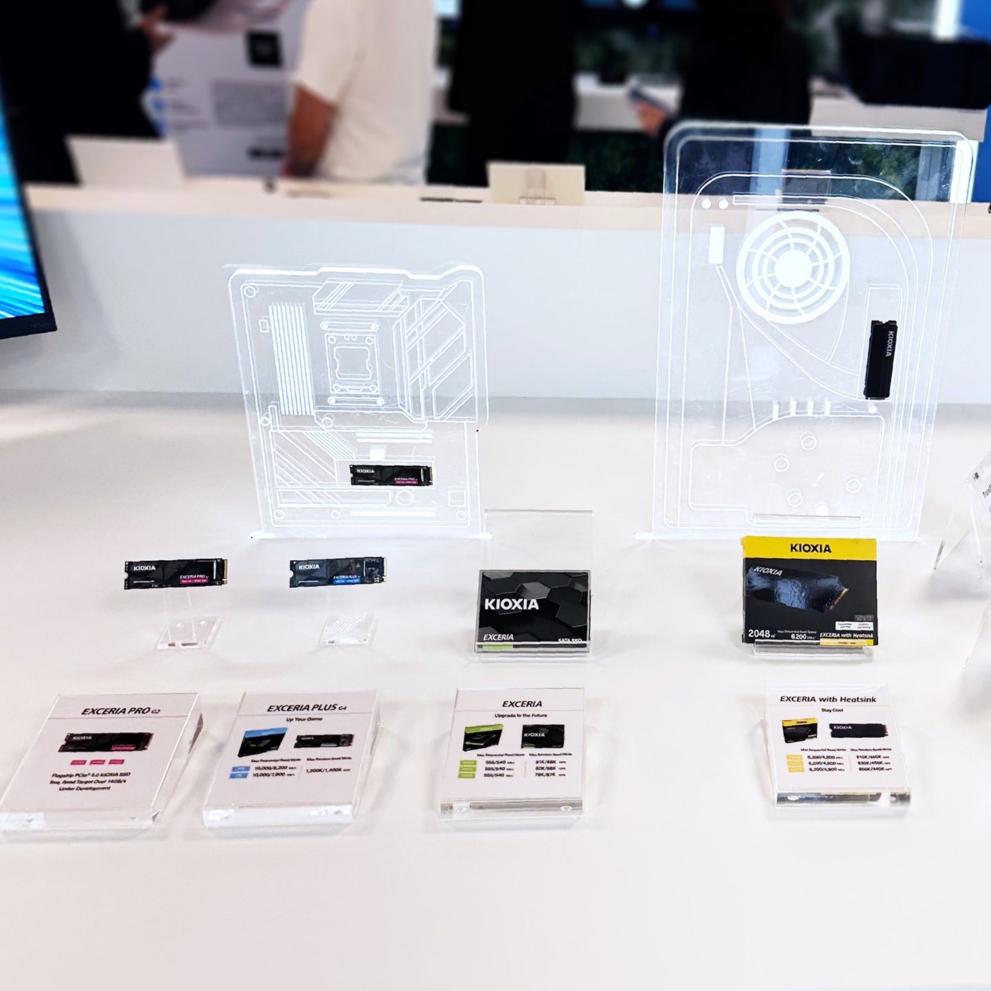 ▲ 左一 SSD 为 EXCERIA PRO G2