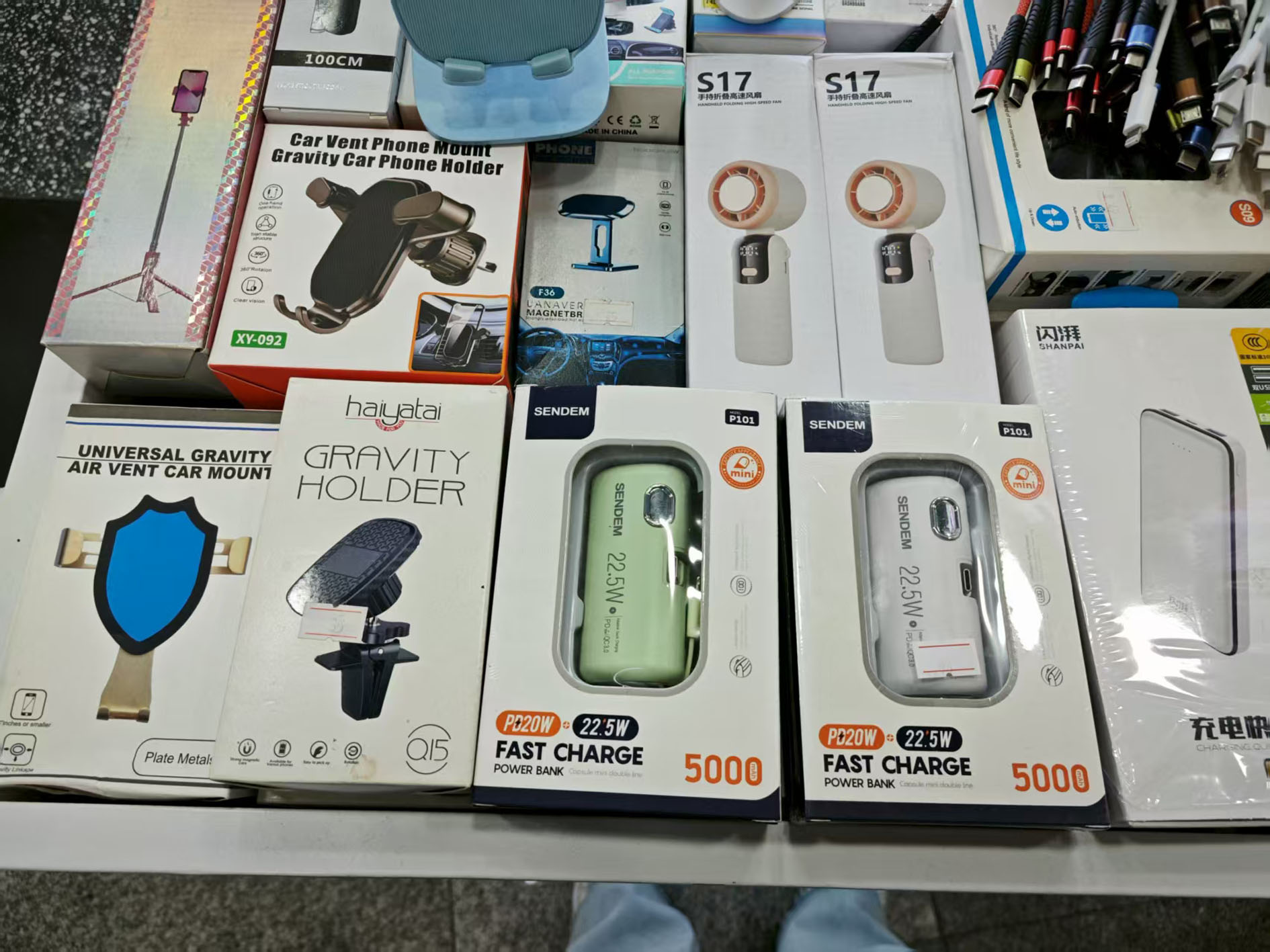 广州市一家充电宝销售门店，部分产品没有3C认证。 记者 胡林果 摄