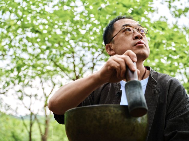 芦启明研习并传播颂钵疗愈十五载,并屡次将习得注入音乐实验中,拓宽疗愈体验境界。
