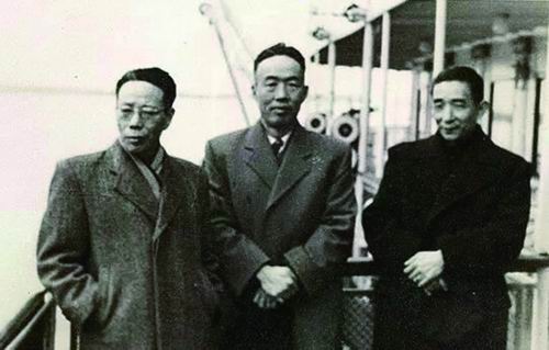 1953年,中国科学院代表团访问苏联,赵九章(中)和贝时璋(右)与吕叔湘合影。