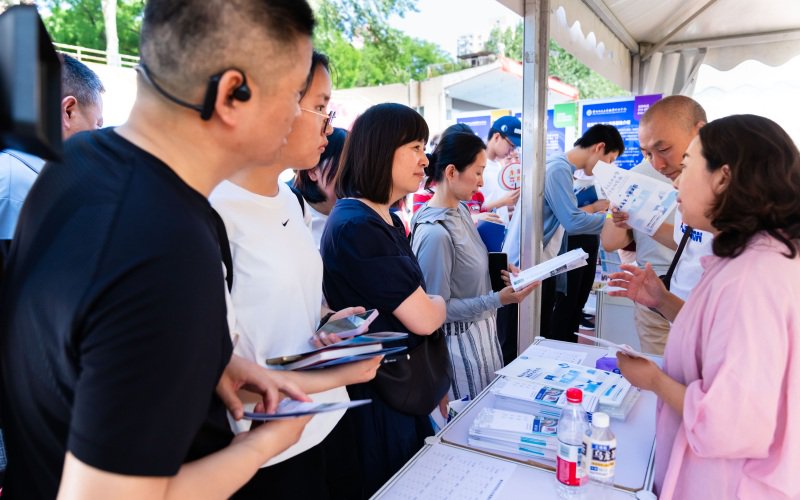 6月22日,首都师范大学高招咨询会上,家长与老师交流。 受访者供图