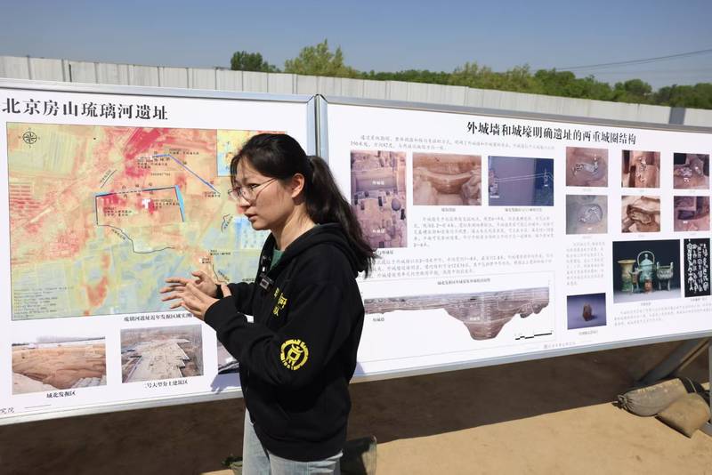 4月29日,北京房山琉璃河遗址,北京市考古研究院琉璃河遗址考古发掘现场负责人王晶在介绍整体情况。新京报记者 浦峰 摄