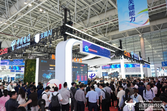 中国电信展台人潮涌动
