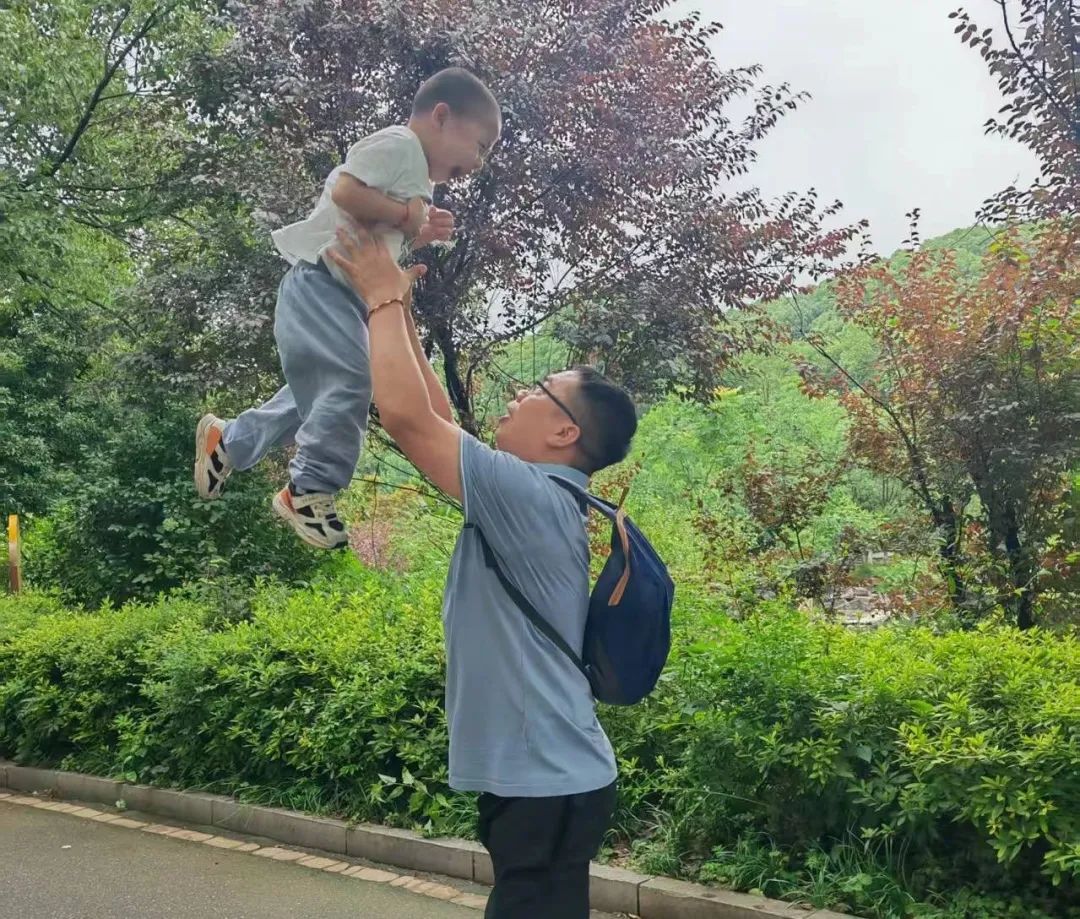 佳佳和爸爸。