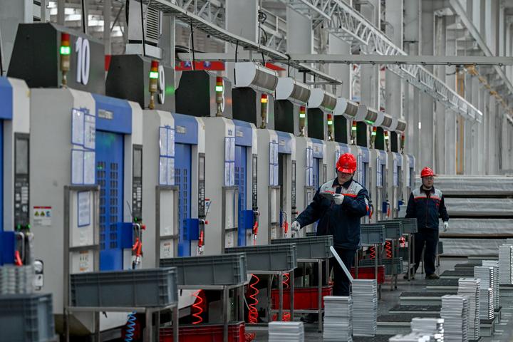 在霍林郭勒市一家轻量化新材料公司厂房内，工作人员正在加工铝材料部件。 记者 连振 摄
