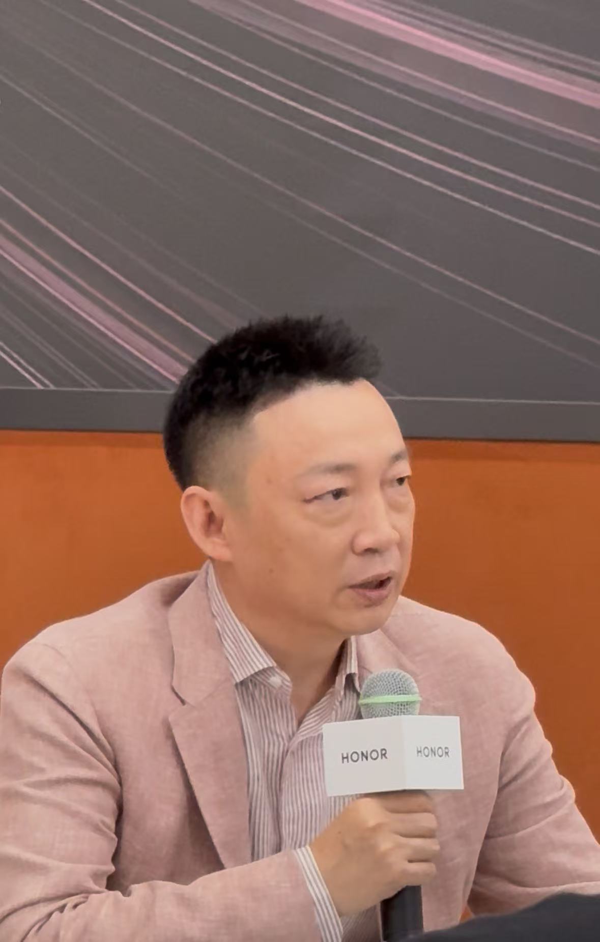 图:荣耀CEO李健 时代财经摄