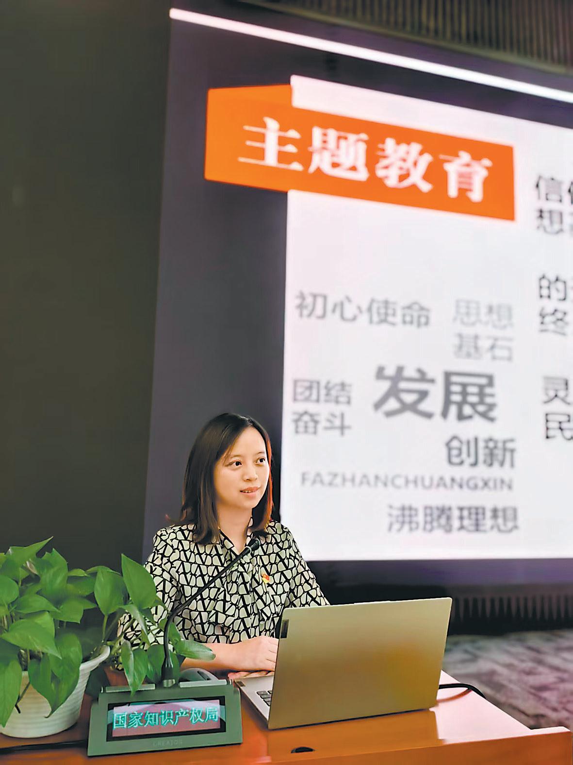图为林娟在部门开展的党建交流活动上进行分享资料图