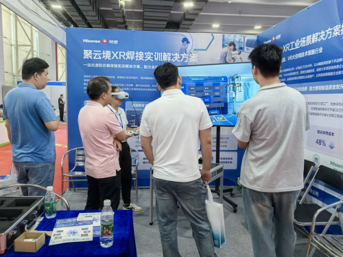 图1:制冷展现场来宾体验XR焊接实训课程
