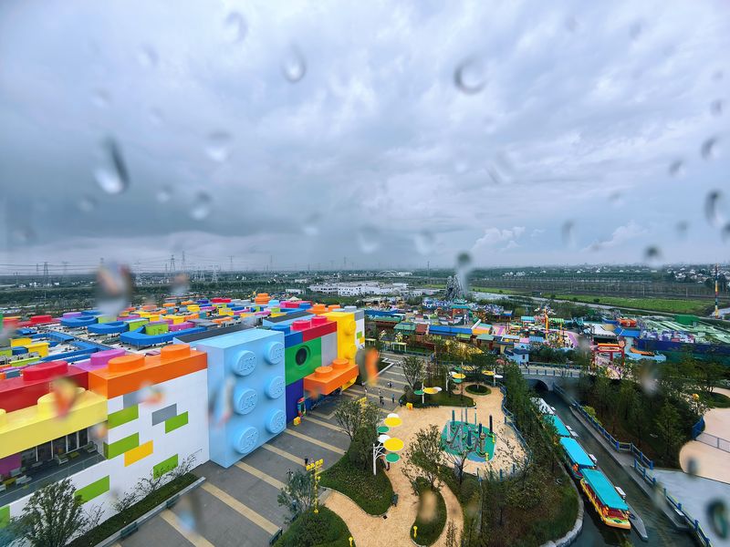 雨中的上海乐高乐园。新京报贝壳财经记者 俞金旻 摄