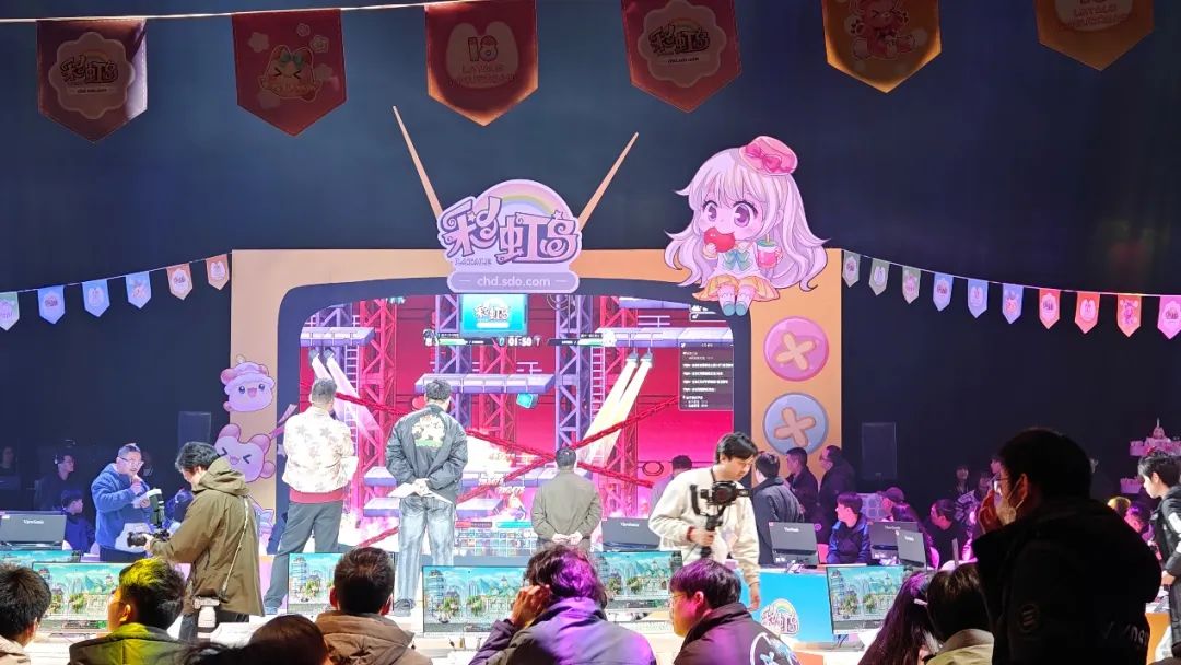 观众们注视着现场玩家的电竞PK