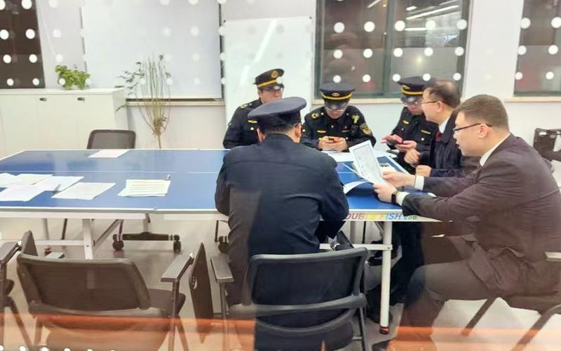 上海普陀区市场监管部门执法人员正在对该企业负责人进行问询。新京报贝壳财经记者 俞金旻 摄