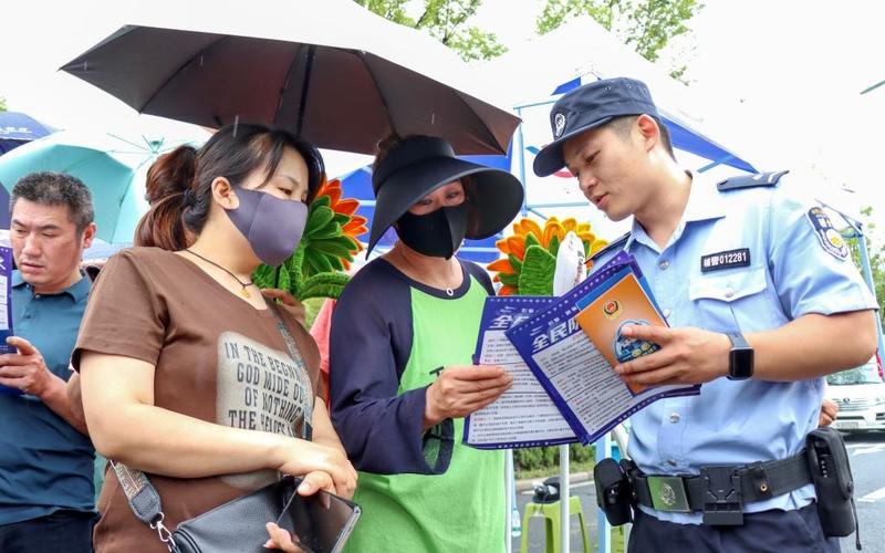▲6月9日,合肥市公安局瑶海分局民警在辖区内考点开展反诈宣传。图/新华社