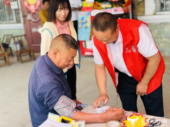 （志愿者耐心细致地为居民测量血压）