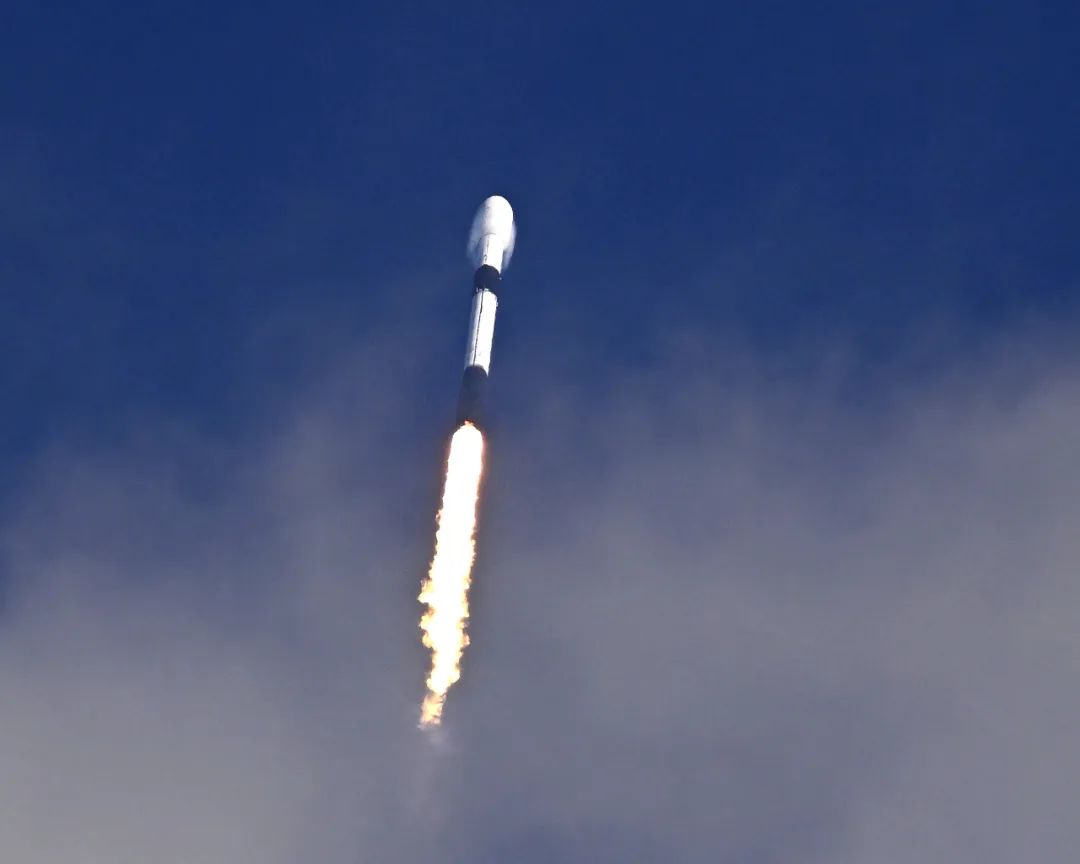 当地时间2025年1月6日,在美国佛罗里达州,SpaceX猎鹰9号火箭成功发射24颗星链卫星。
